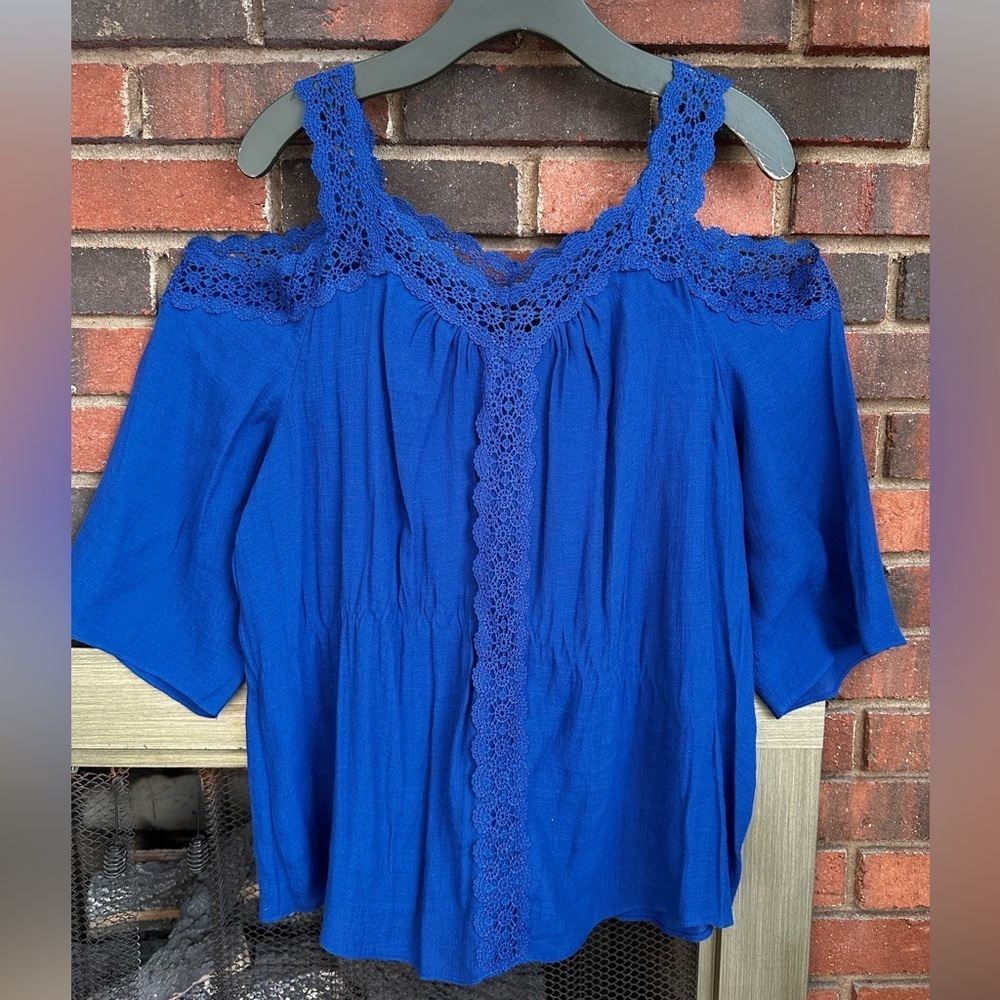 🛍️ND  lace trimmed  top like new never worn.